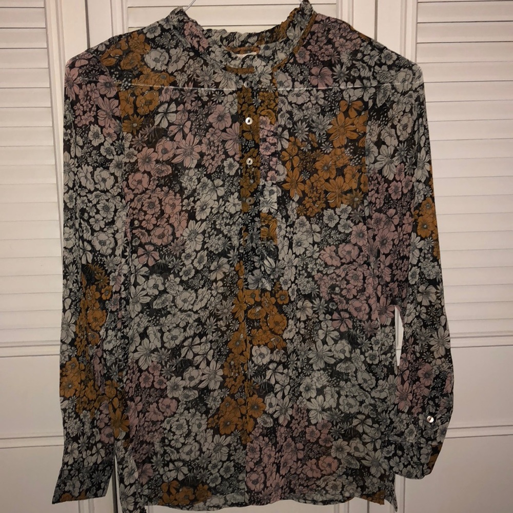 Flowered blouse with ruffled buttons
